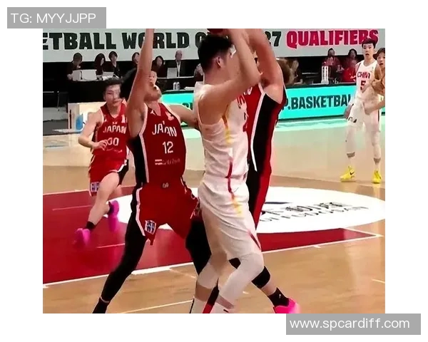 篮球场小动作引发热议 球员赛场细节成为网友讨论焦点